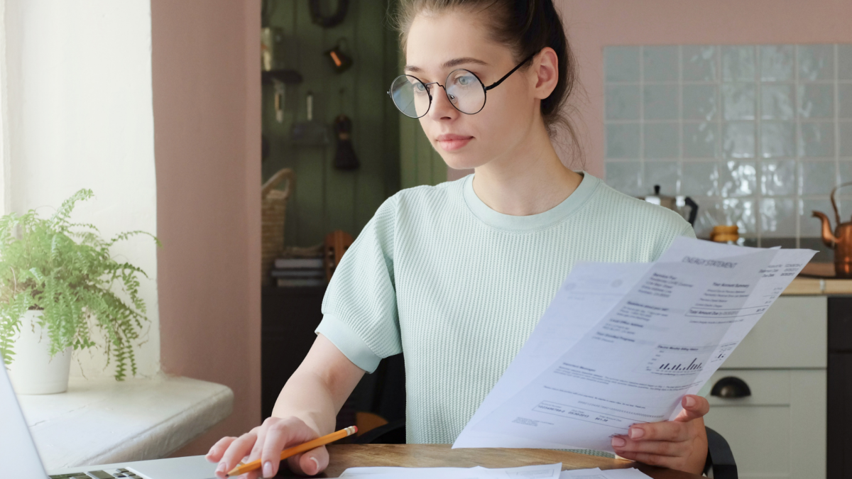 steuererklärung studenten studentinnen papier büro steuern