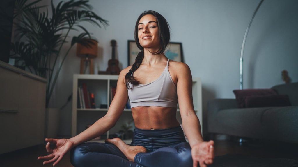 yoga frau schneidersitz meditation sport