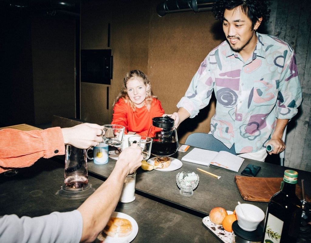 skandinavien schweden mann cool hipster kaffee milch party
