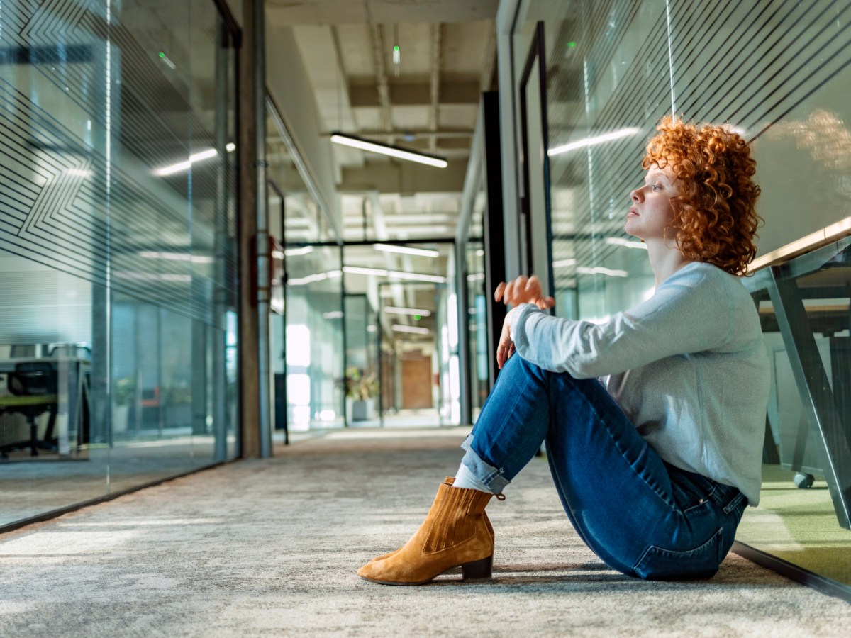 Frau Burnout Arbeit BÃ¼ro