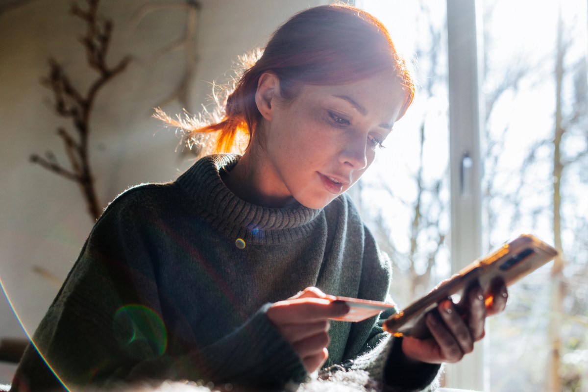 frau schaut auf handy