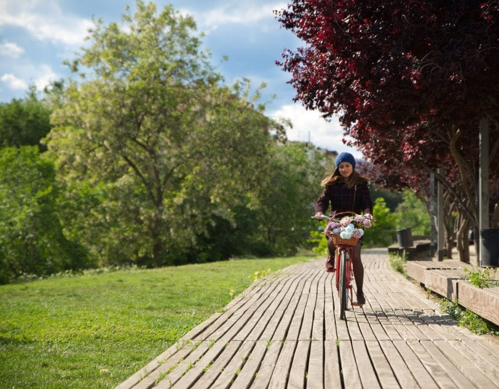 Pollenallergie druaßen park frau fahrrad natur