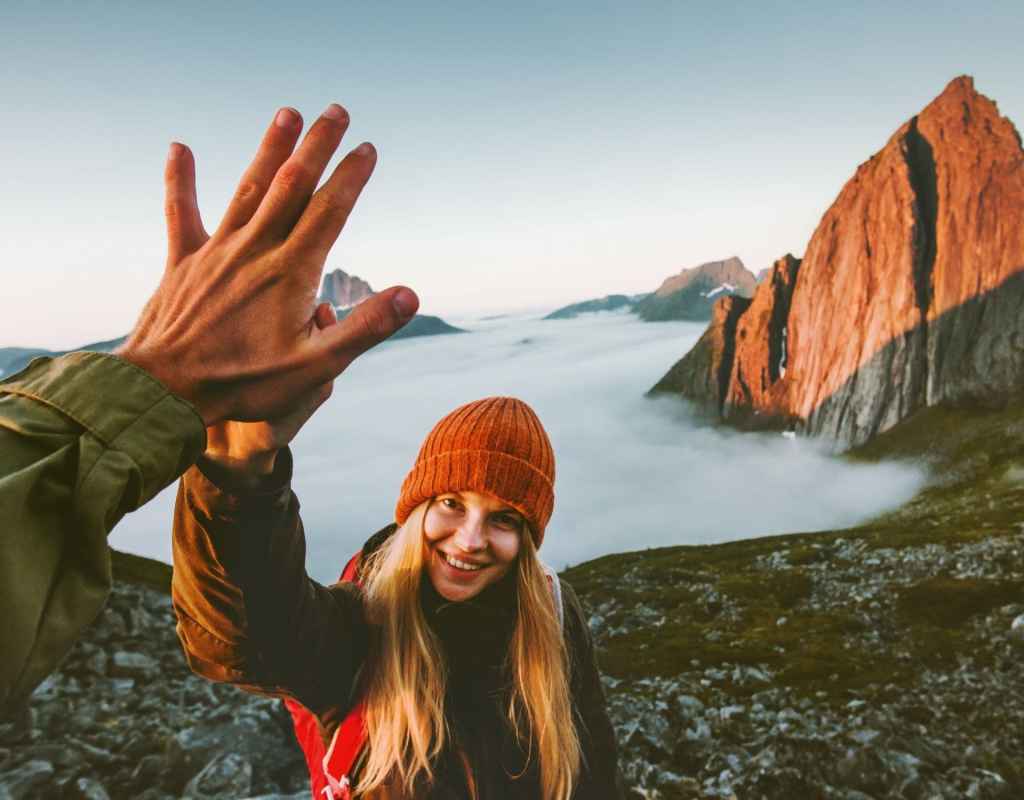 bucket list für paare couple high five berg wolken