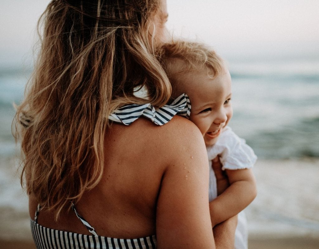 mineralische sonnencreme für babays frau mit baby am strand