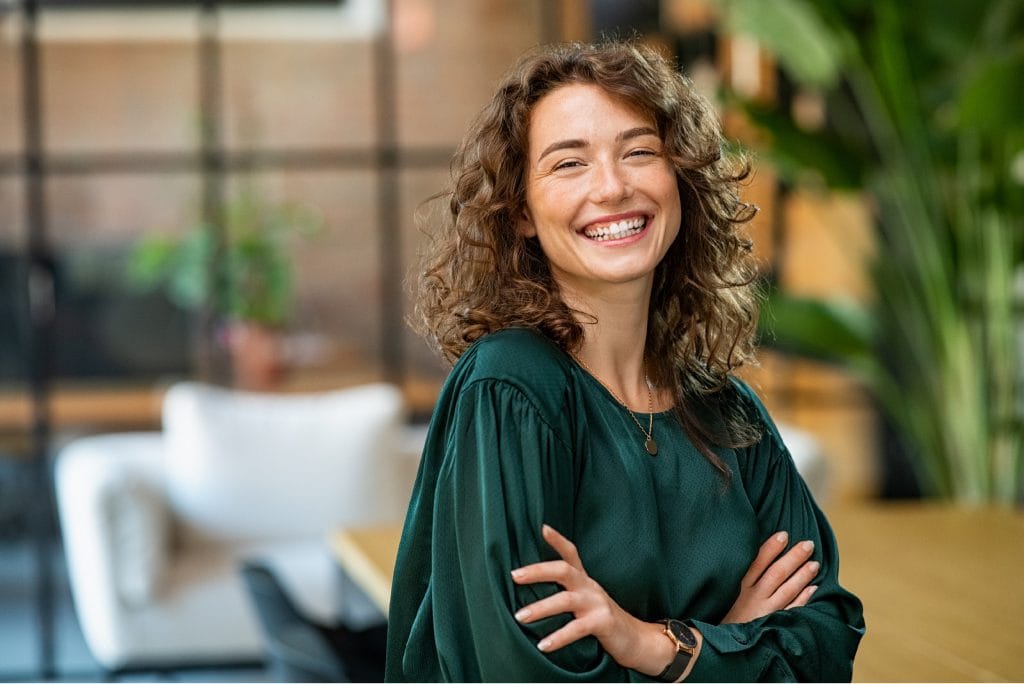 frau bewerbung lachen