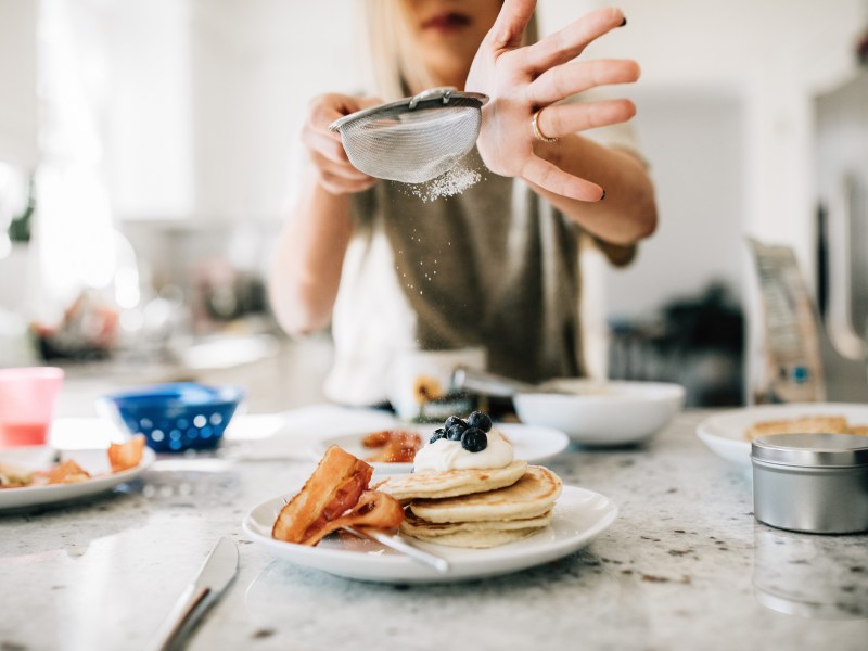 Frau macht Pancakes