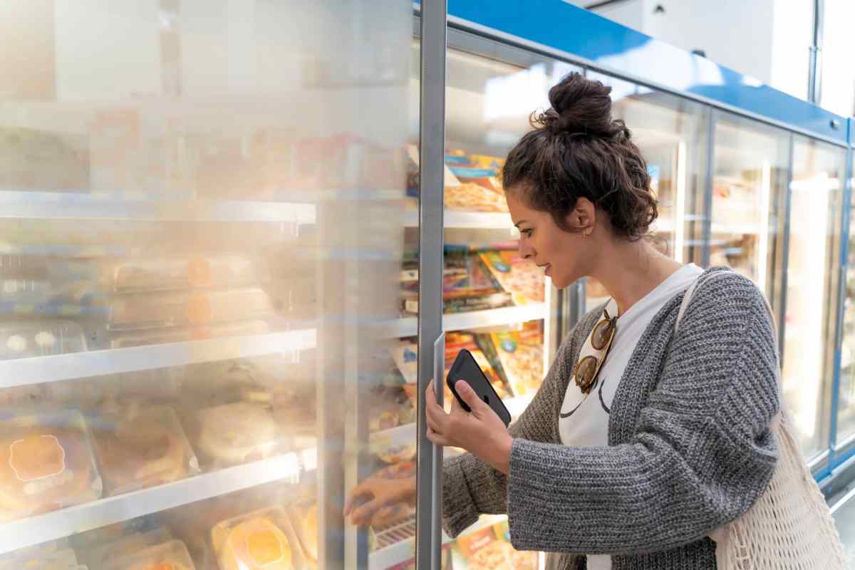 supermarkt frau tiefkühl produkt einkaufen stress