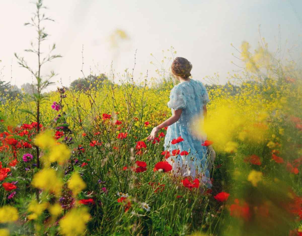 Tag der Erde Blumenwiese Feld Frau Kleid