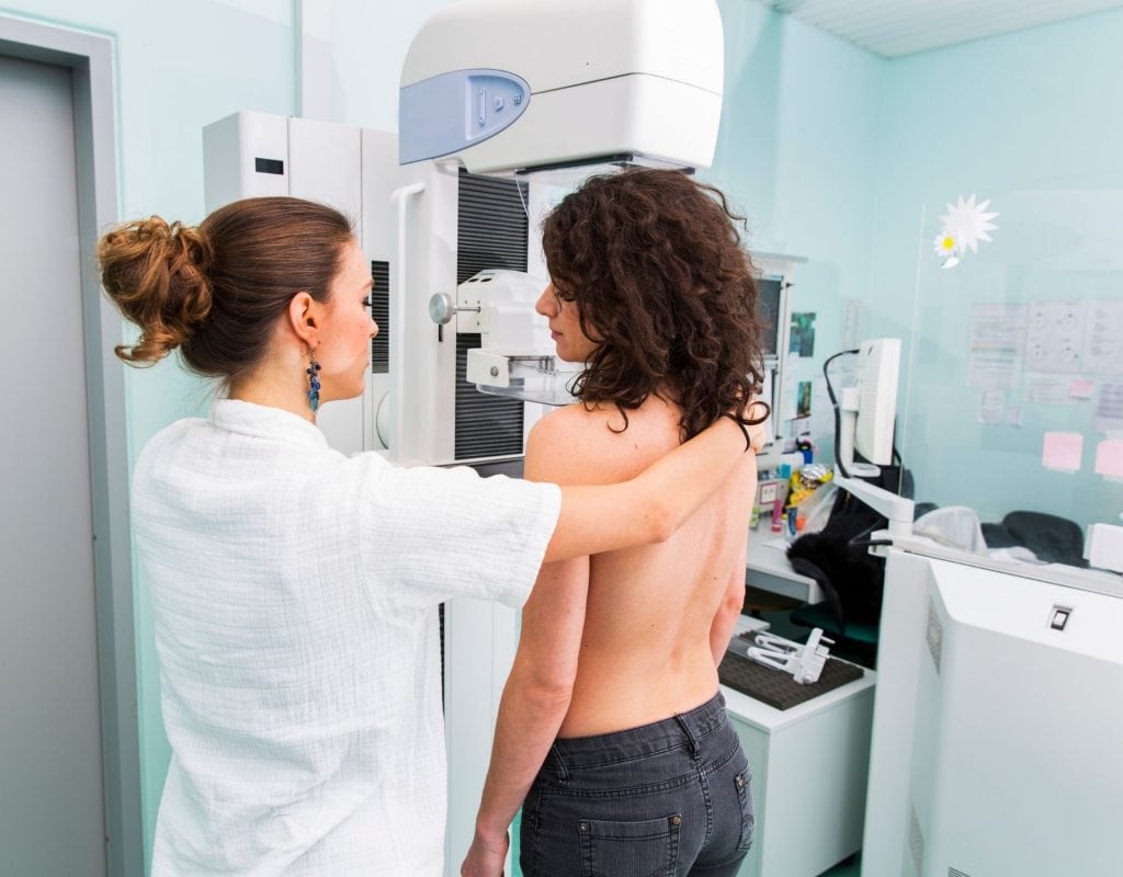 mammographie frau bei ärztin gynäkologin
