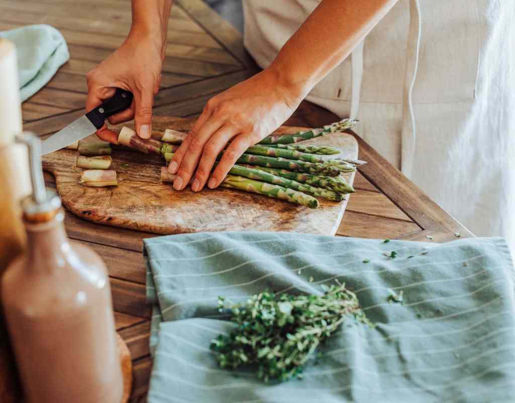 spargel kochen rezept frau hände küche