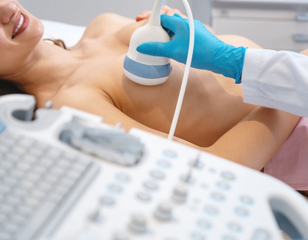  frau bei gynekologin ultraschall brust mammosonographie