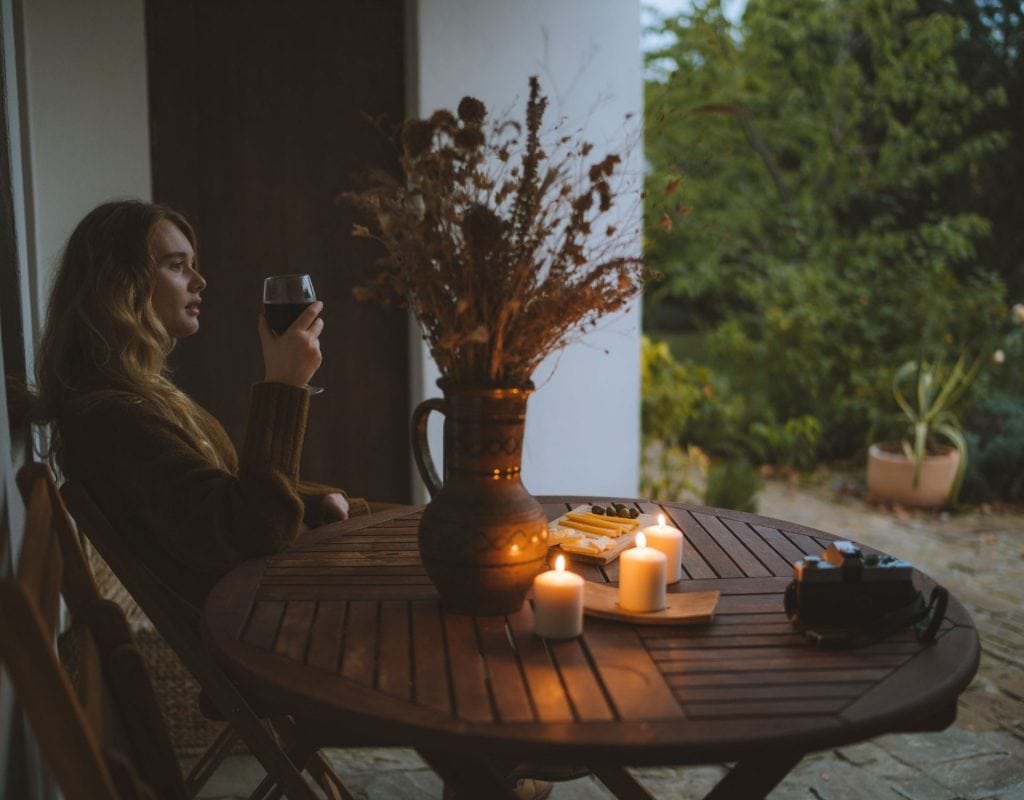 Frau mit Wein