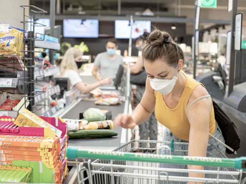 frau maske supermarkt kasse bezahlen aldi lidl rewe