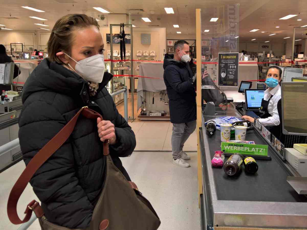 supermarkt frau kasse tasche lidl aldi penny rewe