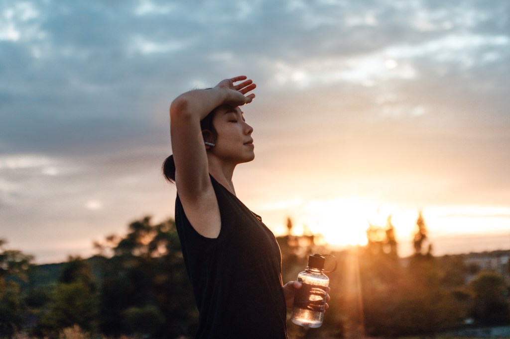 Frau Joggen Sonnenaufgang Wetterfühligkeit