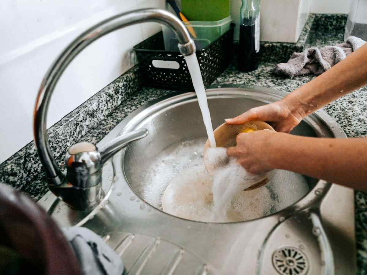 Überraschend: Diese Oberflächen solltest du mit Spülmittel waschen