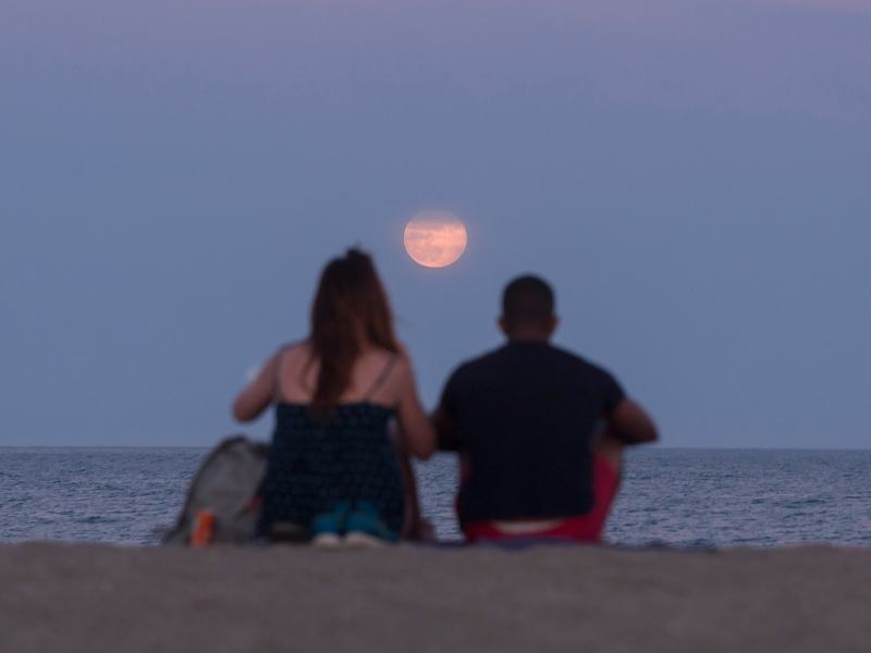 Paar vor Erdbeer-Supermond