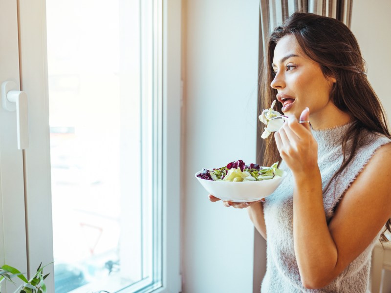 Frau Salat essen