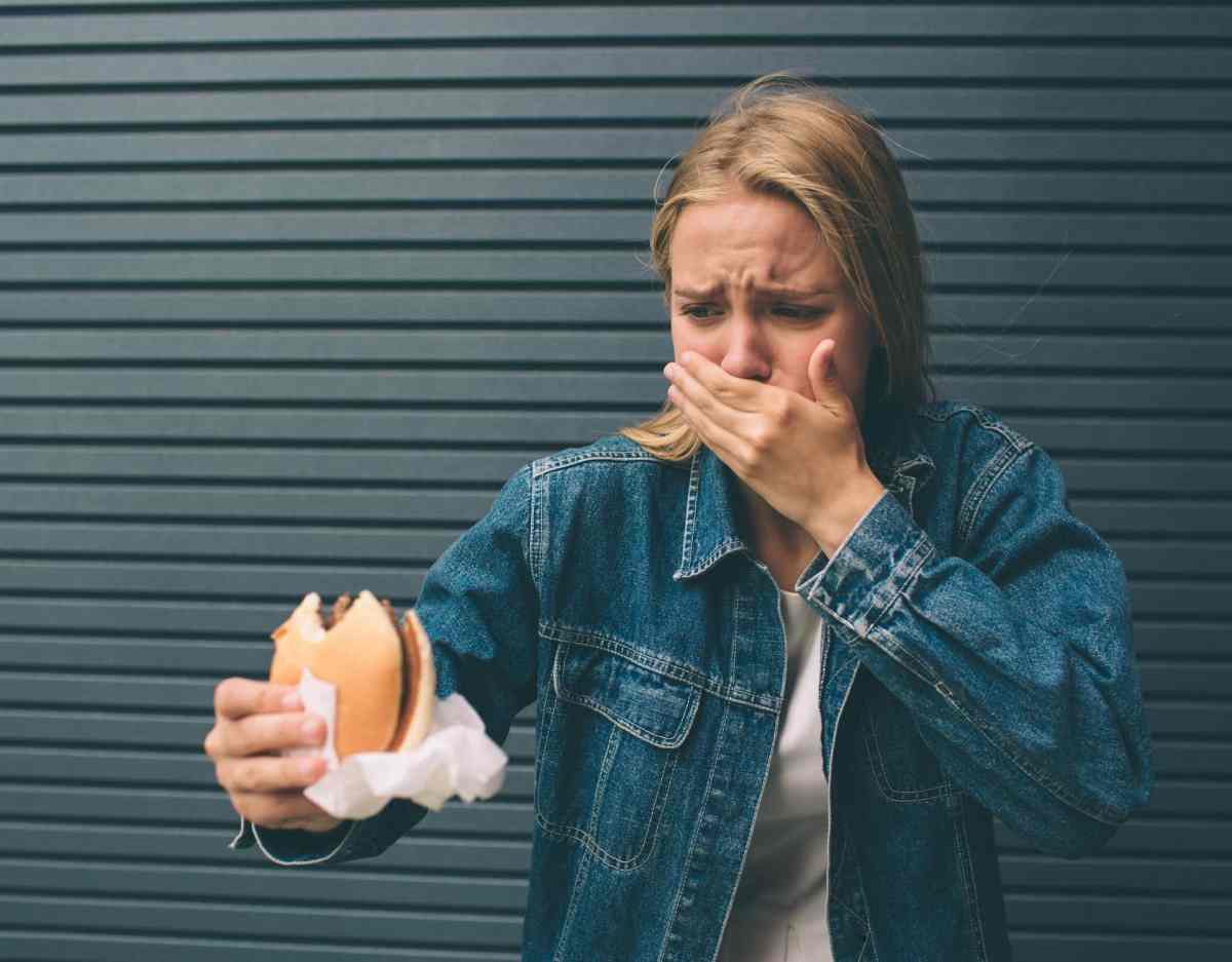 Frau wird übel vom Burger