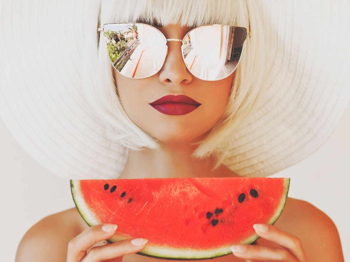 Frau mit Wassermelone