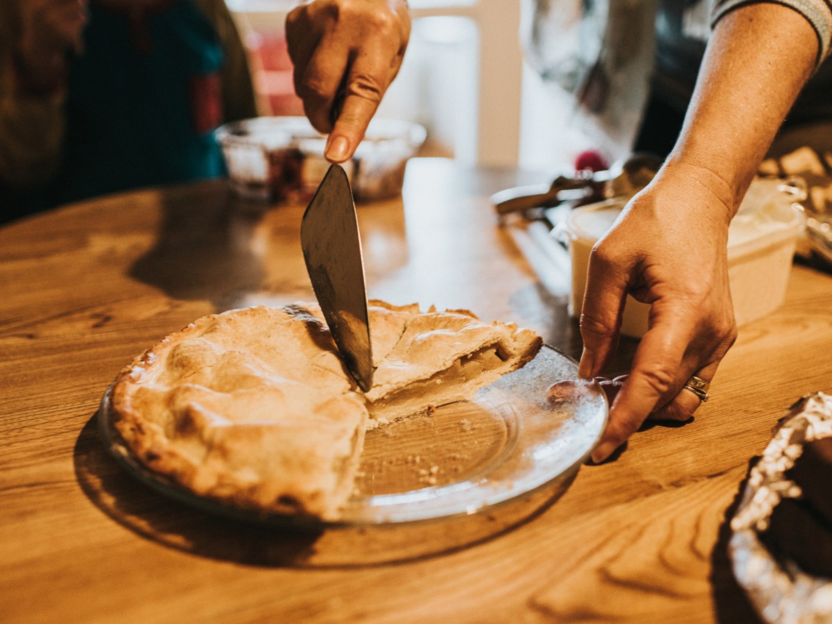 Apfelkuchen apple pie schneiden cake lecker essen