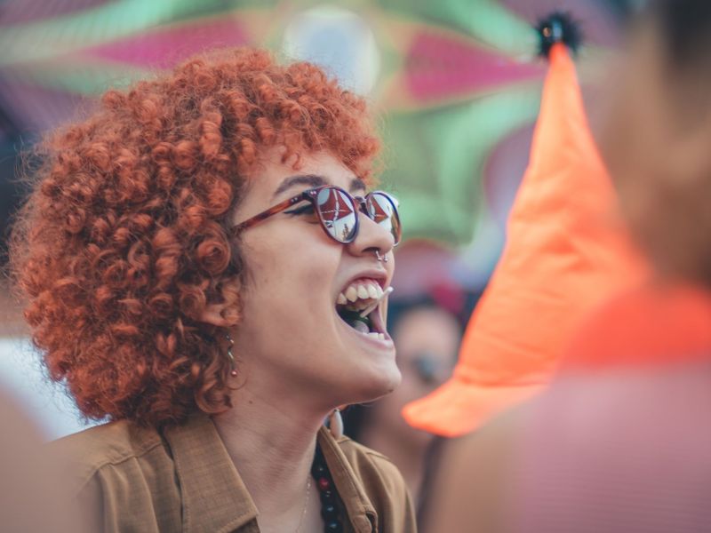 frau lachen schreien brille locken rothaarig