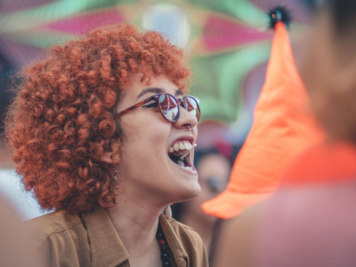 frau lachen schreien brille locken rothaarig