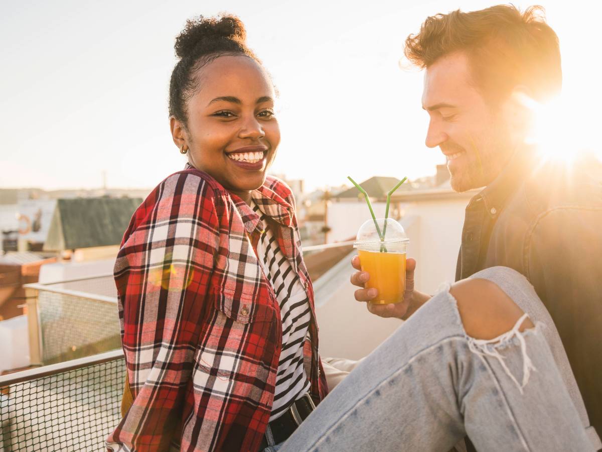 Freunde trinken Cocktail zusammen