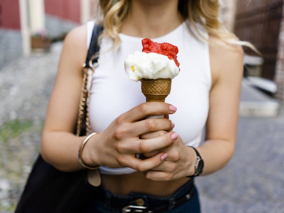 Frau hÃ¤lt gesundes Eis