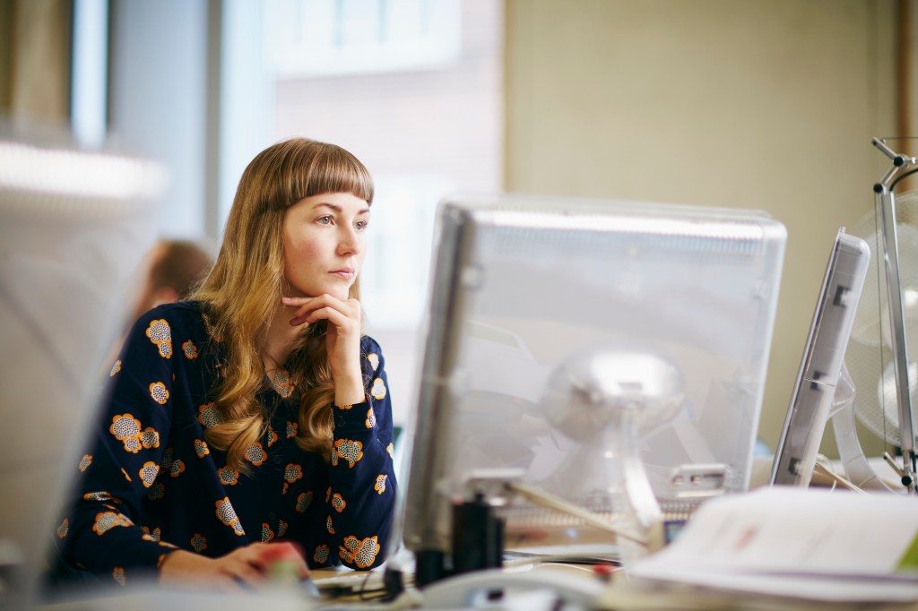 Frau sitzt am computer