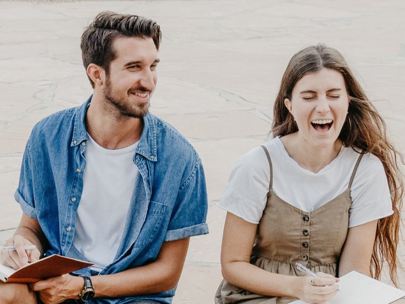 Mann und Frau lachen