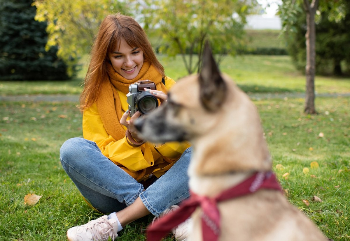 Frau fotografiert Hund