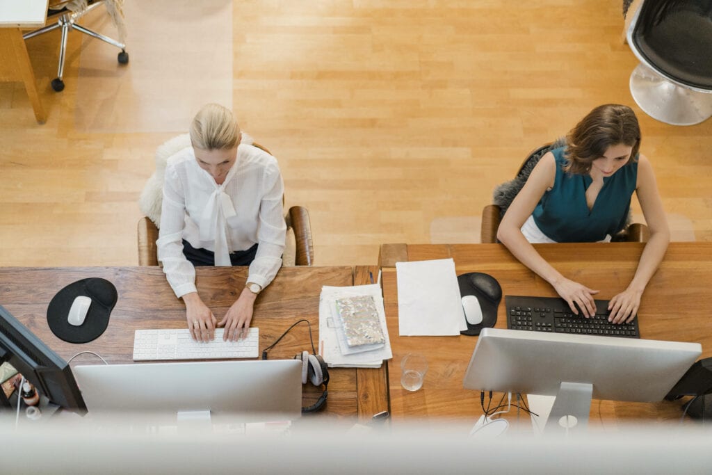 Frauen arbeiten gemeinsam