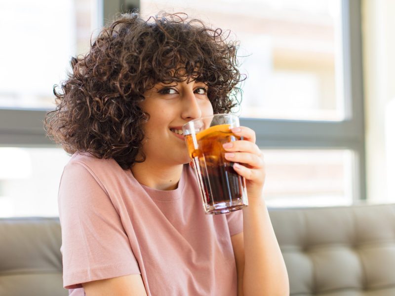 Frau Cola trinken