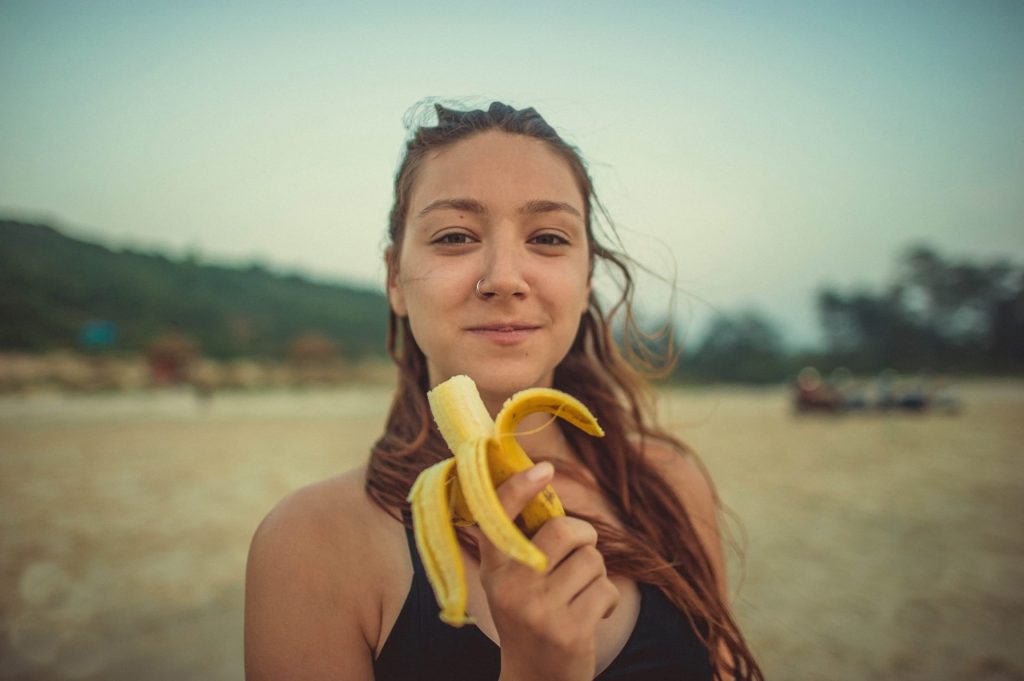 Frau mit Banane