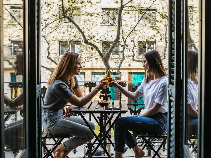 Frauen stoßen mit Bier an