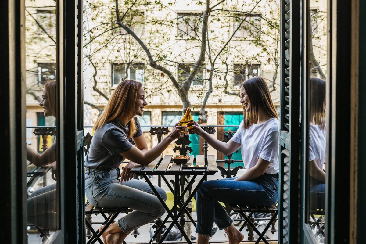 Frauen stoßen mit Bier an