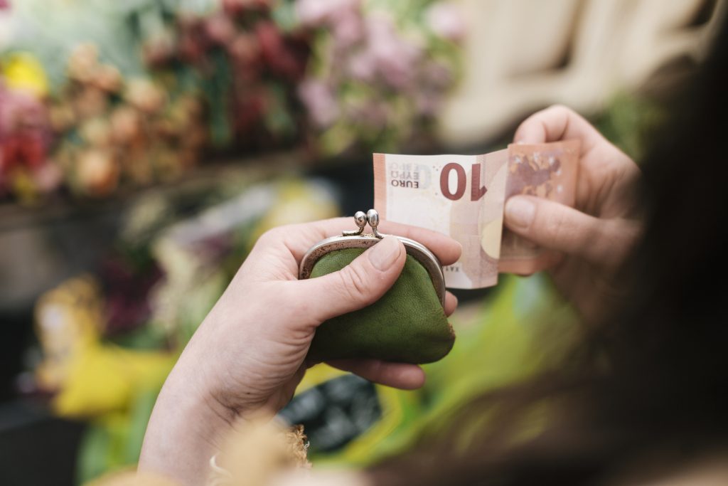 geld bargeld brieftasche hände