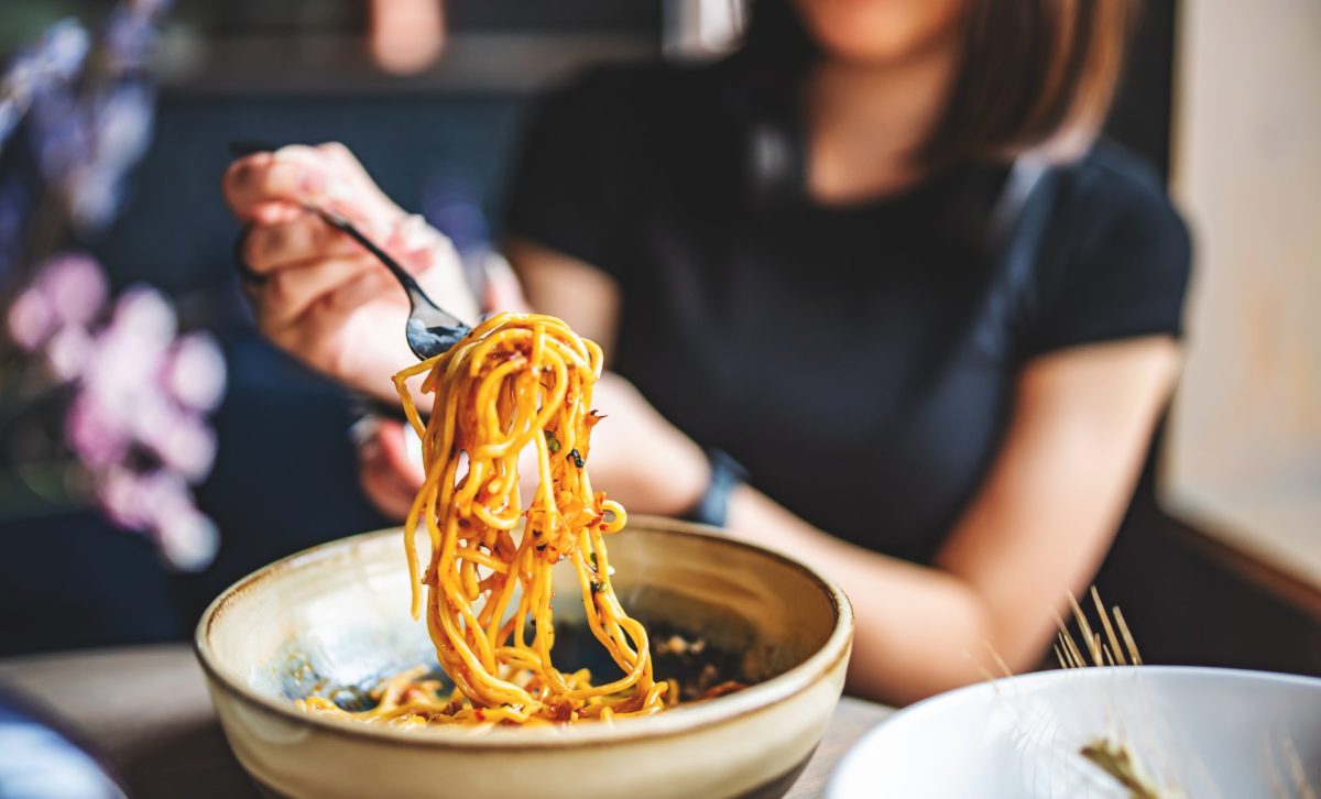 Frau vegane Bolognese