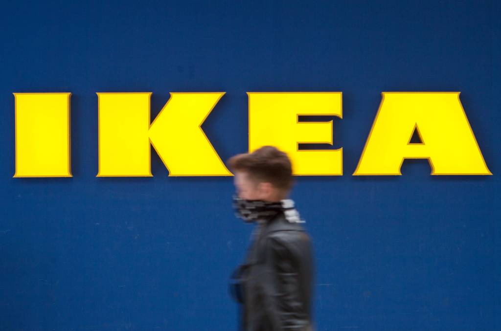 Frau vor dem IKEA-Logo
