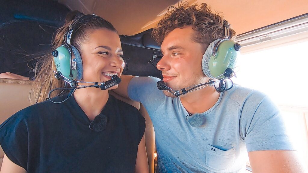 Beim Helikopter-Flug sehen sich Bachelorette Maxime und Raphael tief in die Augen.