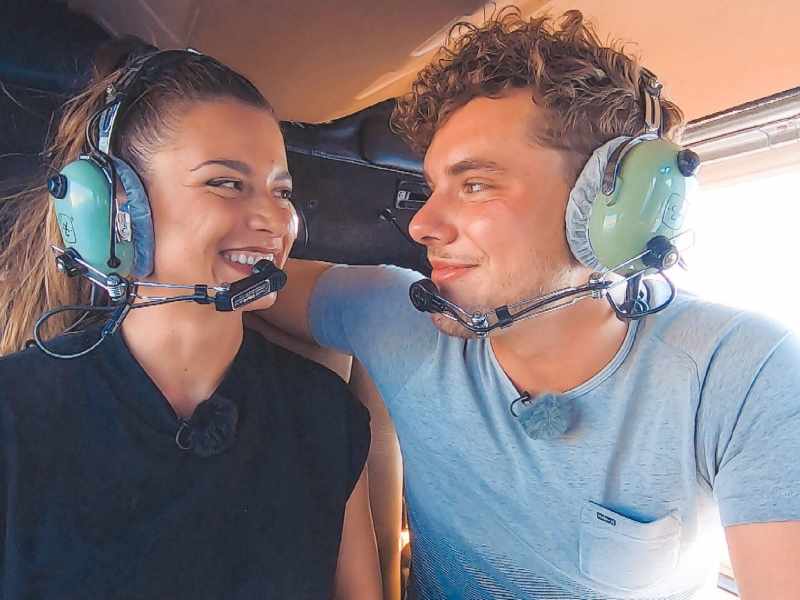 Beim Helikopter-Flug sehen sich Bachelorette Maxime und Raphael tief in die Augen.