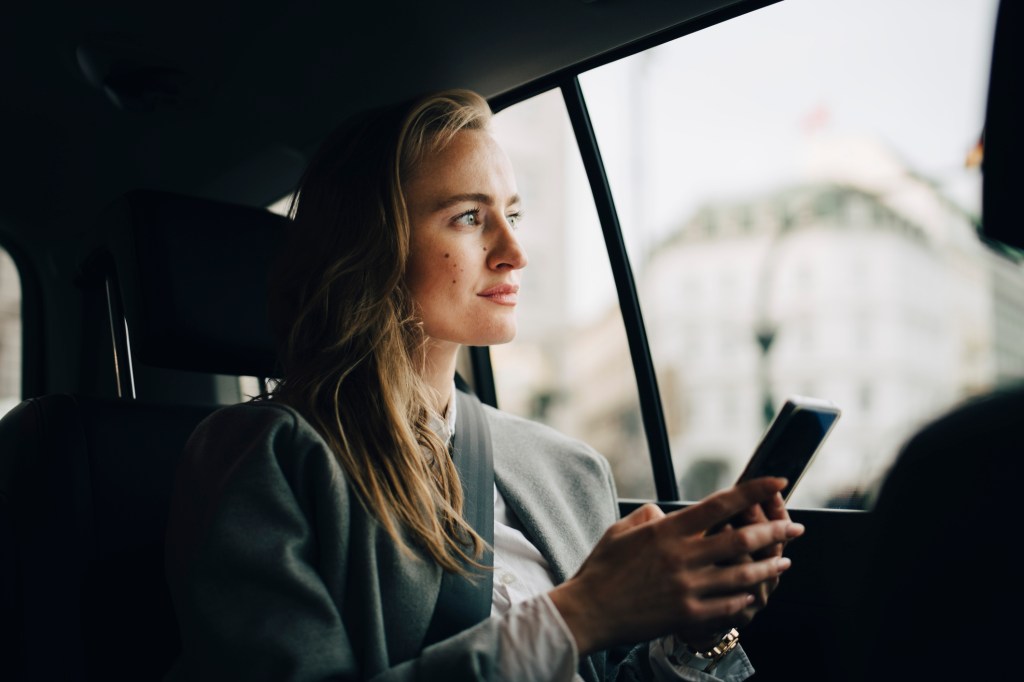 frau im Auto telefon smartphone blond