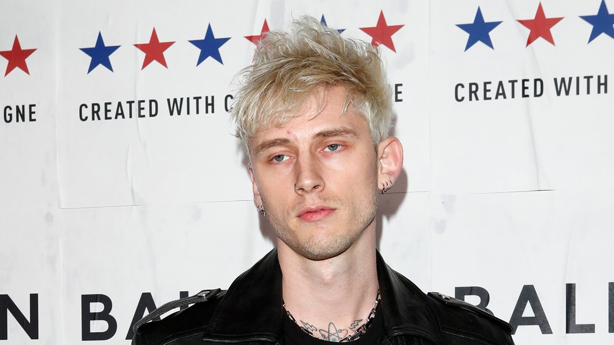 Hat Machine Gun Kelly einen Mann angegriffen?. © Kathy Hutchins/Shutterstock.com