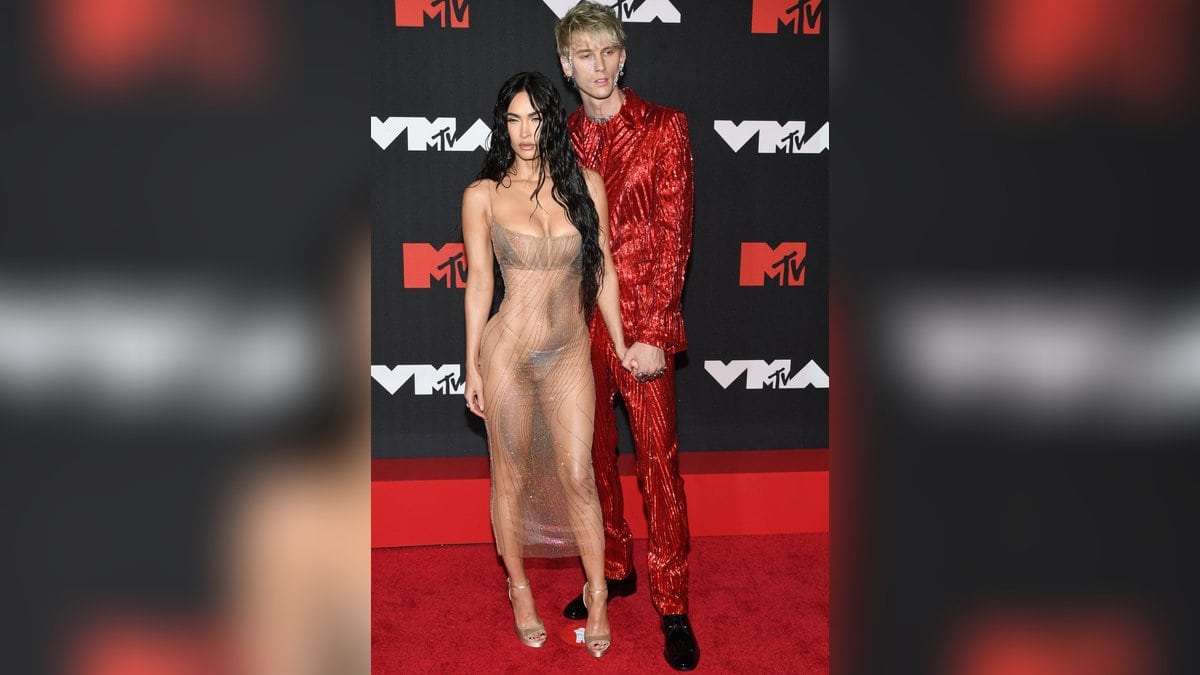 Megan Fox mit Machine Gun Kelly bei den MTV VMAs 2021. © imago images/MediaPunch