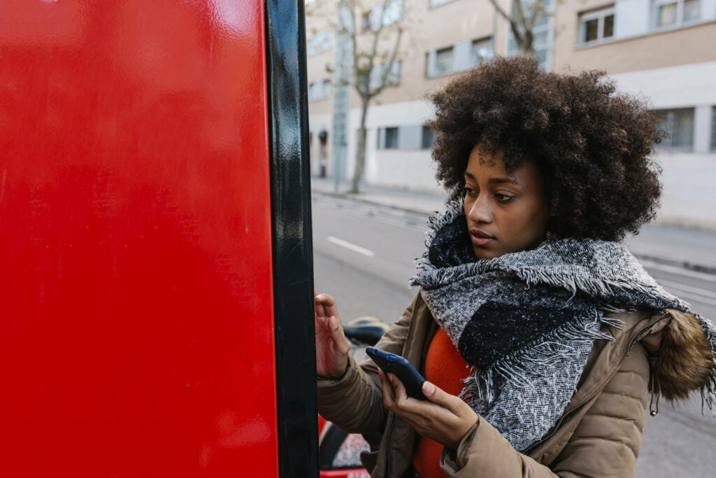 schlaf frau bahn ticket afro handy