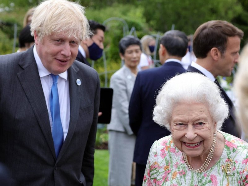 Premierminister Boris Johnson und Queen Elizabeth II. bei einem Termin in Cornwall.. © imago/UPI Photo