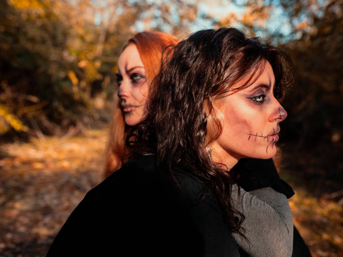 Frauen mit Halloween Schminke