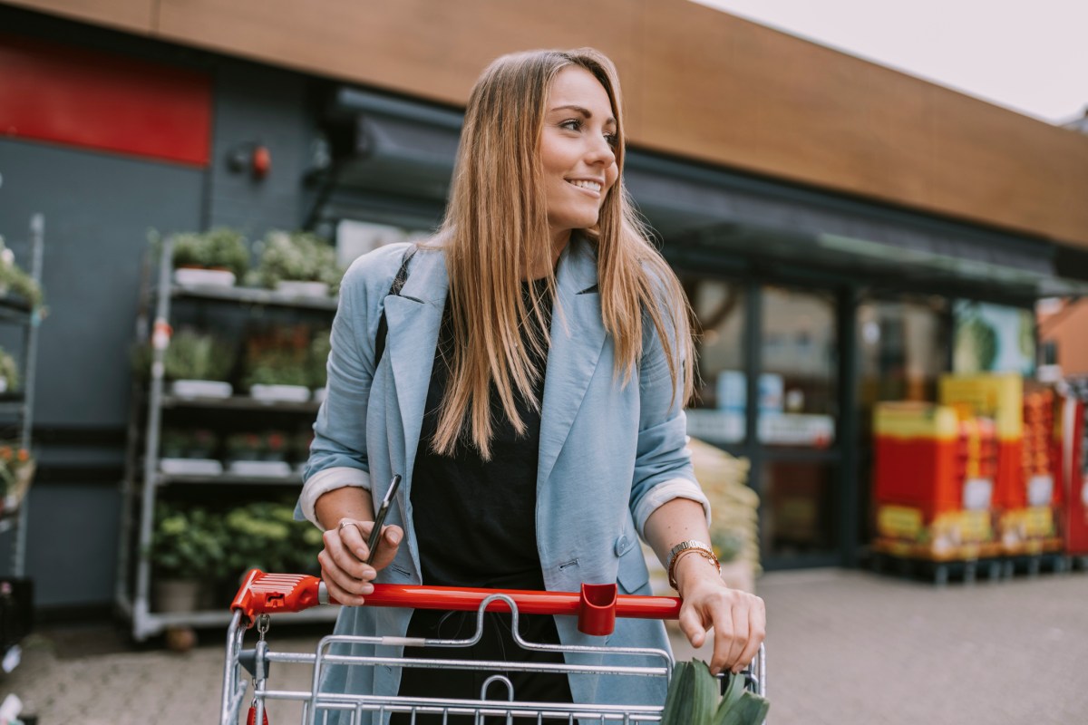 Frau Supermarkt einkaufen