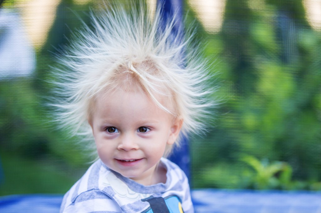 baby mit elektrischen haaren